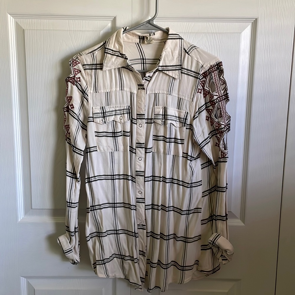 Long sleeve shirt with silver snaps and sleeve detailing